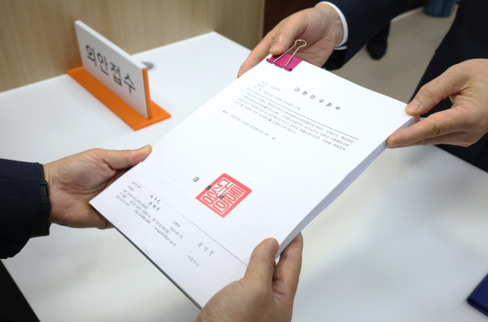법무부가 19일 오전 국회 의안과에 이재명 민주당 대표에 대한 체포동의 요청서를 접수하고 있다. 연합뉴스